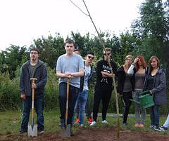 Bild: Ein Baum zum Abschied - sp&auml;ter einmal wollen sich die Sch&uuml;ler der Albert-Schweizer-Schule Bleicherode wieder hier treffen