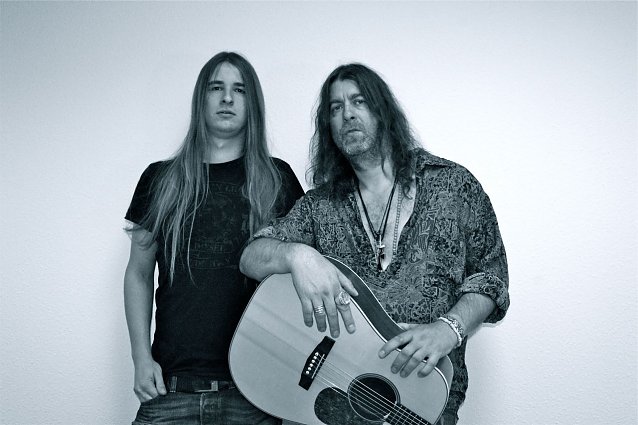 Bild: Mit seinen Projekten (eigene Songs /Neil Young / Rolling Stones / Eric Clapton) ist Tino Standhaft mit seiner Rockband� auf den gr&ouml;&szlig;eren B&uuml;hnen im ganzen Land unterwegs