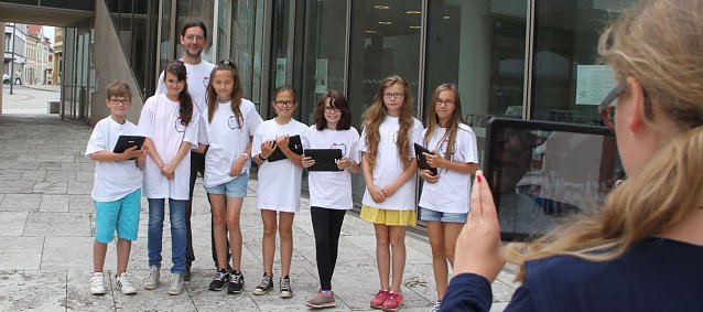 Bild: Analog und Digital - in der Bibliothek vereint man dieser Tage das arbeiten mit alten und neuen Medien