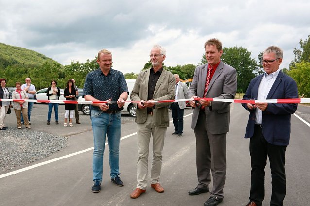 Bild: Heiko Maulhardt vom Ingenieurb&uuml;ro Meinecke, Stra&szlig;enbauamt-Chef Franz Rohmund, B&uuml;rgermeister Matthias Ehrhold und Strabag-Gruppenleiter Dietmar Steinecke beim Banddurchschnitt. 