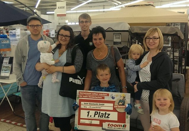 Bild: Voller Spannung trafen sich Vertreter der Kita Brummkreisel heute Morgen im Toom-Baumarkt am Darrweg. Der F&ouml;rderverein bewarb sich bei der deutschlandweiten Kita-Initiative des Baumarktes