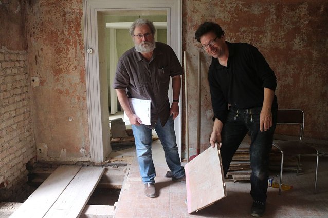 Bild: Dr. Folke Dietzsch (links) und Johannes Fliegel begutachten das alte Parkett
