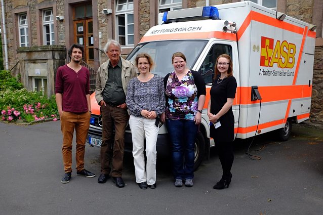 Bild: Marcel Arndt, Prof. Dr. Hartmut Bargfrede, Nicola Bargfrede, Sabrina Richter und Aileen Nickel vor der Erstaufnahmeeinrichtung des Arbeiter-Samariter-Bundes in Uslar (v.l.)