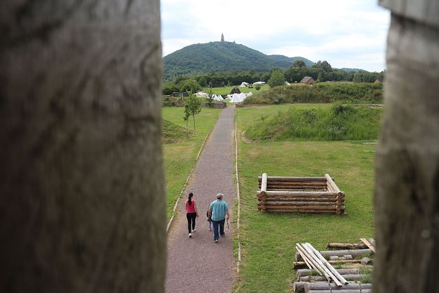 Bild: Eine Au&szlig;enmauer, drei W&auml;lle, noch ein Tor und dahinter das Palas - im Schatten des Kyffh&auml;user kann man dem Leben auf der Pfalz nachsp&uuml;ren