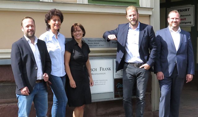 Bild: v.r.: Rechtsanwalt Moritz Frank, Gabriela Biermann, Tanja Neu, Rechtsanwalt Christopher Posch und Rechtsanwalt Matthias Giesewetter.