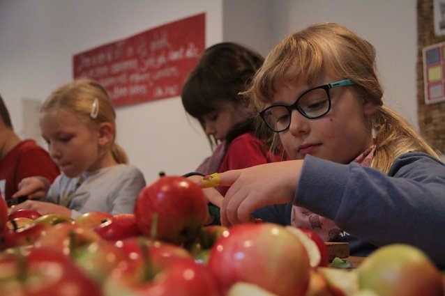 Bild: Apfelsaft f&uuml;r ein ganzes Jahr - im Kinderkirchenladen fand man heute wieder jede Menge zu tun