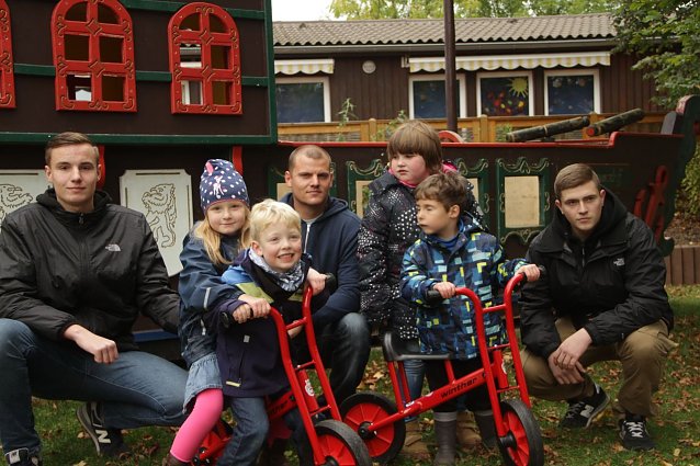 Bild: Wackerfans im Kindergarten - der Traumzauberbaum bekam heute Geschenke von ungewohnter Stelle