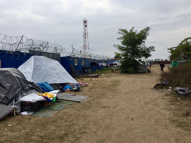 Bild: Wildes Fl&uuml;chtlingslager an der Serbisch-Ungarischen Grenze, blaue Haftcontainer direkt am Zaun