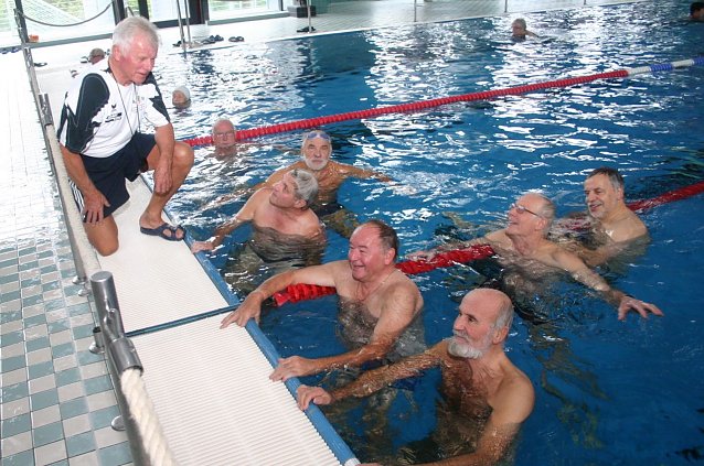 Bild: Gro&szlig;er Andrang heute Vormittag beim Seniorenschwimmen