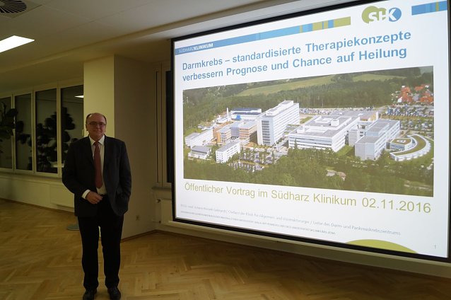 Bild: PD Dr. med H. Gebhardt bei seinem Vortrag.