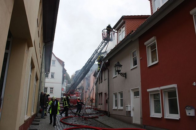 Bild: Im Einsatzfall ist eine professionelles Zusammenspiel zwischen Berufs- und freiwilligen Feuerwehren entscheiden wie hier beim Feuer in der Rosengasse im Oktober 2010.