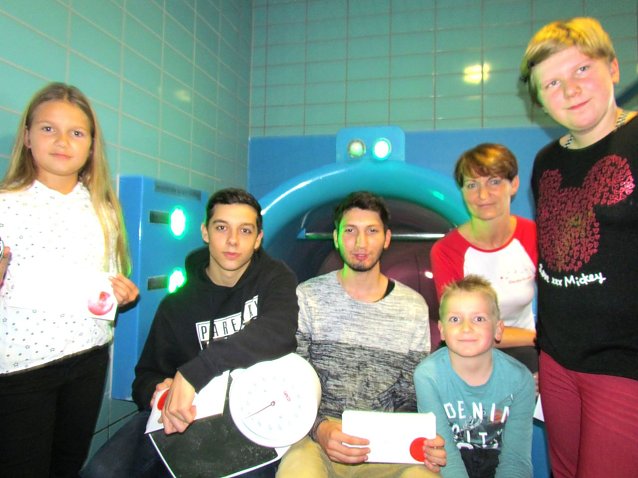 Bild: Claudia Dudek &uuml;bergab den Siegern: Rene&acute;e Sauer, Denis Ludwig, Azmir Suljovne, Max Hufenbach und Lilly Gehrmann (von links) die Preise