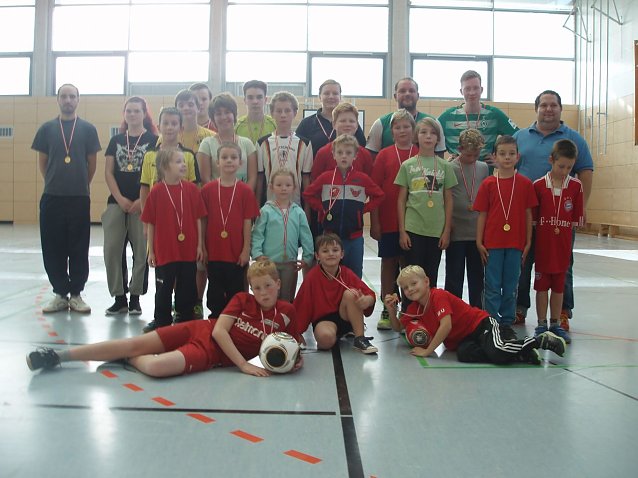 Bild: Am vergangenen Samstag f&uuml;hrten die Kameradinnen und Kameraden der Jugendfeuerwehren der Stadt Heringen einen Sportaktionstag in der Spothalle der Grund- und Regelschule Heringen durch