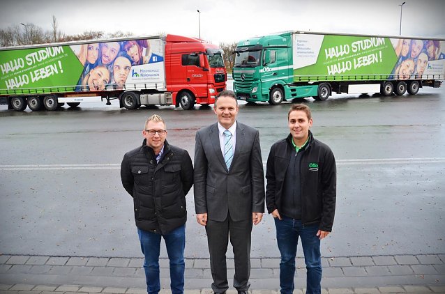 Bild: Christoph Blanke, Prof. Dr. J&ouml;rg Wagner und Marcus Otto pr&auml;sentieren zwei der insgesamt vier LKW mit Hochschulwerbung