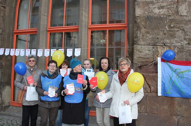 Bild: Nein zu Gewalt gegen Frauen - das Frauen.Netz des Landkreises Nordhausen informierte auf dem Rathausplatz