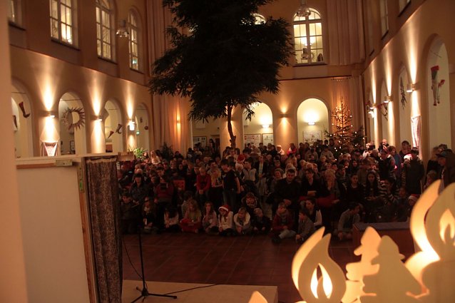 Bild: Volles Haus - der Weihnachtsbasar der Petersbergschule lockte jede Menge Besucher