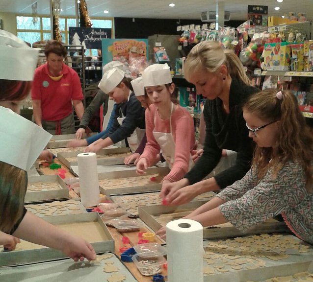 Bild: Ellrichs F&uuml;nftkl&auml;ssler beim Weihnachtsbacken im Einkaufsmarkt