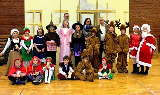 Bild: Viel Freude hatten die 71 Kinder der Grundschule Niedergebra gemeinsam mit ihren Eltern, Gro&szlig;eltern und Geschwistern bei der Auff&uuml;hrung eines weihnachtlichen Theaterst&uuml;ckes