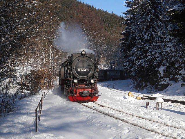 Bild: 9 7245-6 bei der Einfahrt mit dem HSB Dampfzug 8903 in den verscheiten Bahnhof Eisfelder Talm&uuml;hle am 22.01.2017