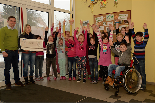 Bild: Klein aber fein - Andr&eacute; Sinkwitz hatte f&uuml;r die Kinder der Grundschule Sollstedt eine Scheck mitgebracht