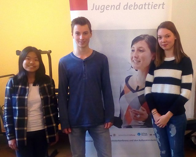 Bild: Altersklasse 2 � Thu Thao Nguyen (3. Platz) und die Sieger Erik Prenzel und Luise Engel