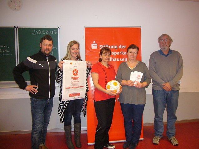 Bild: Die erste Org . � B&uuml;rositzung der Fairplay Soccer  Tour fand in der Regelschule  G. E. Lessing statt.