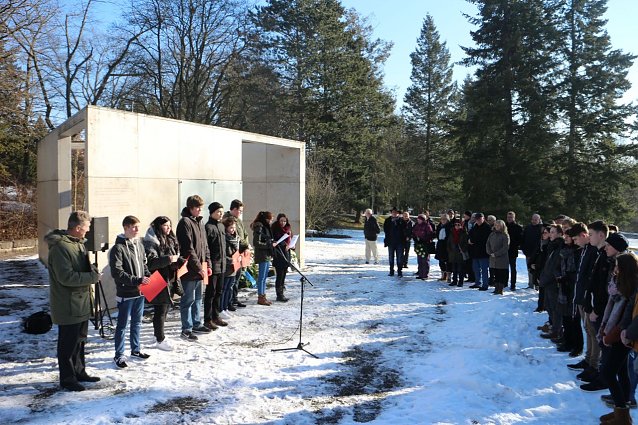 Bild: Kranzniederlegung am Nordh&auml;user Ehrenfriedhof