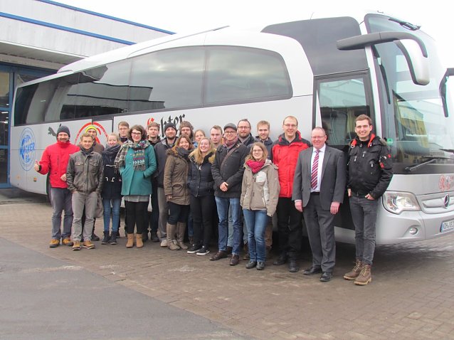 Bild: Die Studenten der Hochschule Nordhausen und der TU Braunschweig schauten sich u. a. auch den Reisebus der Nordh&auml;user Verkehrsbetriebe an.
