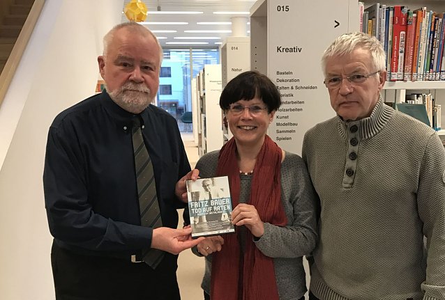Bild: Jost R&uuml;nger vom Kulturbund f&uuml;r Europa und Dr. Helmut Fischer &uuml;bergeben Hildegard Seidel den Film f&uuml;r die Stadtbibliothek
