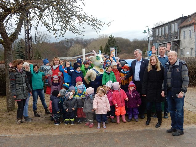 Bild: Da war die Freude gro&szlig; - die Kinder vom Spielhaus Gro&szlig;lohra sind jetzt f&uuml;r ein Jahr die stolzen Besitzer des Turnb&ouml;ckchens