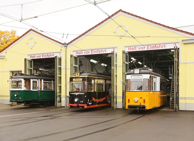 Bild: Der Oldtimer-Triebwagen 23, der Schienenbistro-Triebwagen 59 und der Oldtimer-Triebwagen 40 k&ouml;nnen f&uuml;r Stadtrundfahrten auf den Gleisen der Linie 1 und Linie 2 gemietet werden
