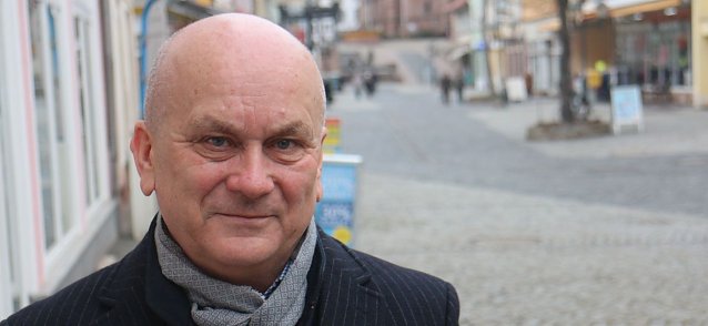 Bild: Manfred Grund vor seinem B&uuml;ro in Heiligenstadt