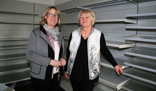 Bild: SWG-Gesch&auml;ftsf&uuml;hrerin Inge Klaan verabschiedet Ilona Harthaus im mittlerweile leeren Spielwarengesch&auml;ft in der Kranichstra&szlig;e in Nordhausen