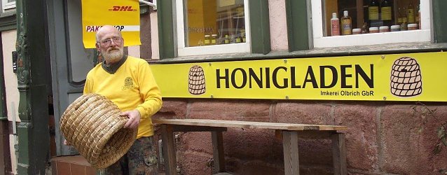 Bild: Imker Wolfgang Olbrich vor seinem Honigladen in der Altstadt.