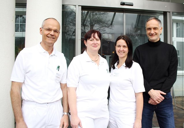 Bild:  Das Behandlungsteam der Multimodalen Schmerztherapie in der HELIOS Klinik Bleicherode v.l.n.r.: Dr. med. Steffen Zwanzig, leitender Oberarzt f&uuml;r An&auml;sthesie und Schmerztherapeut, Anke Gra&szlig;, Ober&auml;rztin f&uuml;r Orthop&auml;die, Marion Riesmeier, Physiotherapeutin und Volkhard Weder, Facharzt f&uuml;r psychologische Medizin. 