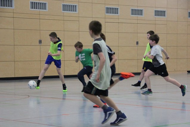 Bild: Bei den Schulmeisterschaften der Klassen 5 bis 7 im Hallenfu&szlig;ball der Regelschule "Geschwister Scholl" in Heringen war die Begeisterung der Teilnehmer deutlich zu sp&uuml;ren