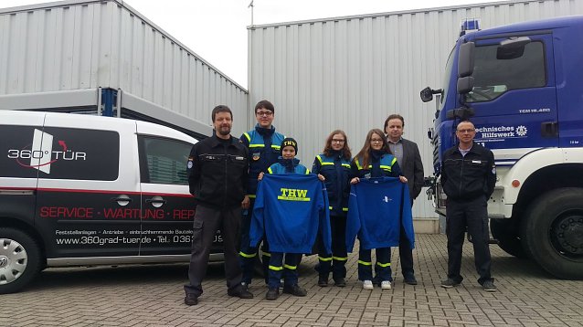 Bild: Sweatshirt&uuml;bergabe - v.l.n.r. Jens Bretschneider, Elias Bretschneider, Felix Schmidt, Claudia Lehmann, Enny Bretschneider, Gesch&auml;ftsf&uuml;hrer Stephan B&uuml;ttner, Marco Fritschka