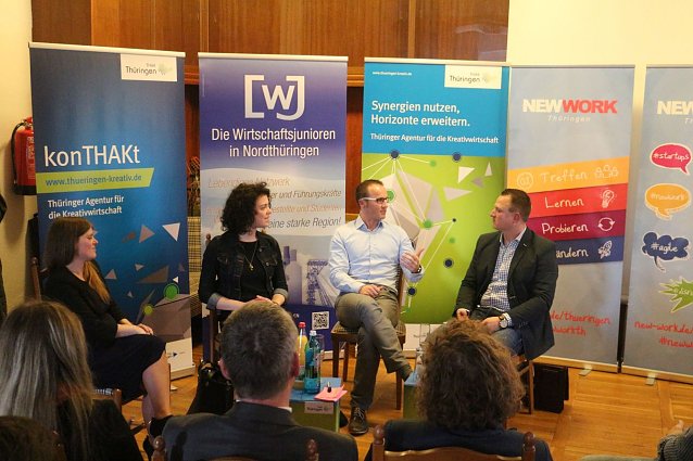 Bild: v.l.: Stephanie Kespohl von den Wirtschaftsjunioren diskutierte mit Johanna Ga&szlig;mann, Christian M&uuml;ller und Phillip Maternis zum Konzept "new work"