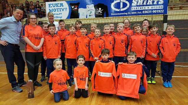Bild: In der letzten Woche &uuml;bergab Jens Eisenschmidt, Prokurist der Stadtwerke Nordhausen, unterst&uuml;tzt von der vierfachen Radcross-Weltmeisterin Hanka Kupfernagel, einen kompletten Satz Trainingsjacken an das Handball E-Jugend-Perspektivteam des Nordh&auml;user Sportvereins