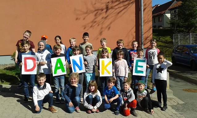 Bild: Die zweite Klasse der Grundschule Petersberg bedankt sich beim Theater