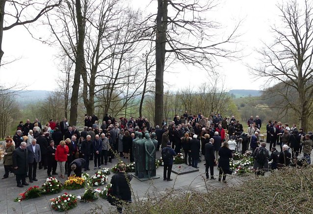 Bild: ranzniederlegung auf dem Gedenkplatz vor dem ehemaligen Krematorium anl&auml;sslich der Gedenkveranstaltung zum 71. Jahrestag der Befreiung des KZ Mittelbau-Dora im April 2016