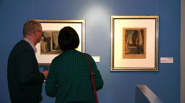 Bild: Zur Ausstellungser&ouml;ffnung vor zwei Feininger-Werken