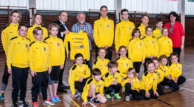 Bild: Trainingsbekleidung &uuml;bergeben