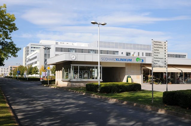 Bild: Eingangsgeb&auml;ude am S&uuml;dharz Klinikum