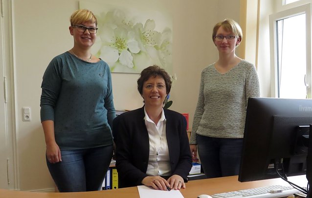 Bild: v.l.: Anne Jelinek (B&uuml;rokauffrau), Heike Schlegel (Steuerberaterin) und Stephanie Schrumpf (Steuerfachangestellte)
