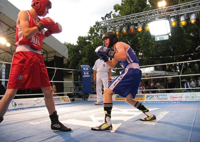 Bild: Boxen im Freibad