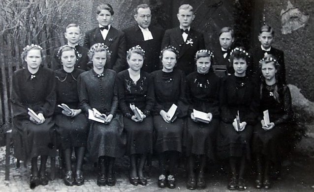 Bild: Im Jahre 1952 wurden 13 M&auml;dchen und Jungen in der evangelischen Kirche in Kleinbodungen vom damaligen Pfarrer Heinz Kr&uuml;ger konfirmiert. Jetzt haben sie sich wieder getroffen