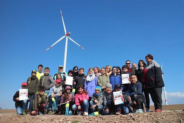 Bild: Wie funktioniert das mit der Windkraft? - die Wipperdorfer Grundsch&uuml;ler durften ganz nah ran