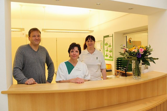 Bild: Freuen sich &uuml;ber die neue Station (v.l.n.r.): Pflegedirektor Torsten Eckebrecht, Stationsschwester Ute Kluge und Ober&auml;rztin Anke Gra&szlig;. 