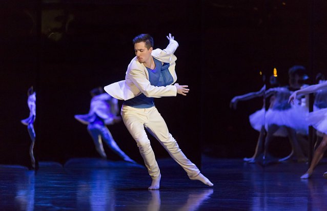 Bild: Sowohl tanzend als auch als Choreograph wirkt David Nigro (hier in Schwanensee; Foto: Tilmann Graner) am Kammertanzabend mit